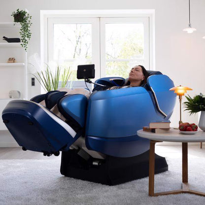 OGAWA Maestro Ai massagestoel Cobalt Blue met model in zero gravity
