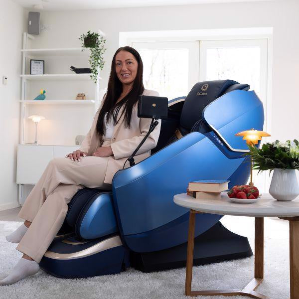 OGAWA Maestro Ai massagestoel Cobalt Blue met model