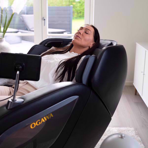 OGAWA Sonic-X massagestoel in grijs met model close-up