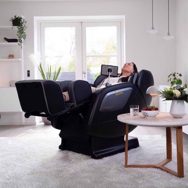 OGAWA Sonic-X massagestoel in grijs met model in zero gravity