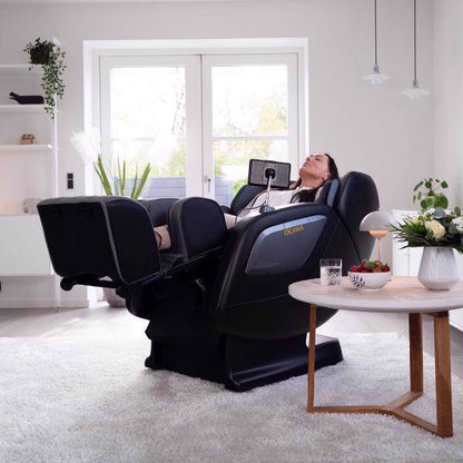OGAWA Sonic-X massagestoel in grijs met model in zero gravity